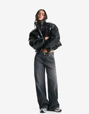 Bershka - Pufferjacke in schwarzer Lackoptik