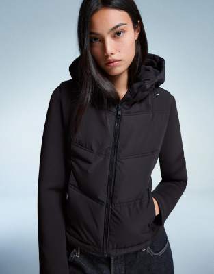 Bershka - Pufferjacke in schwarzer Neopren-Optik mit Kontrastdetail