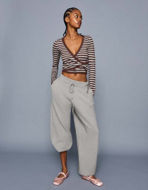 Bershka pull à col V rayé avec boucle marron, 5 de 6