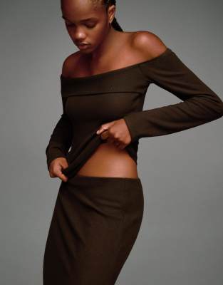 Bershka - Pull doux asymétrique en maille - Marron-Brown