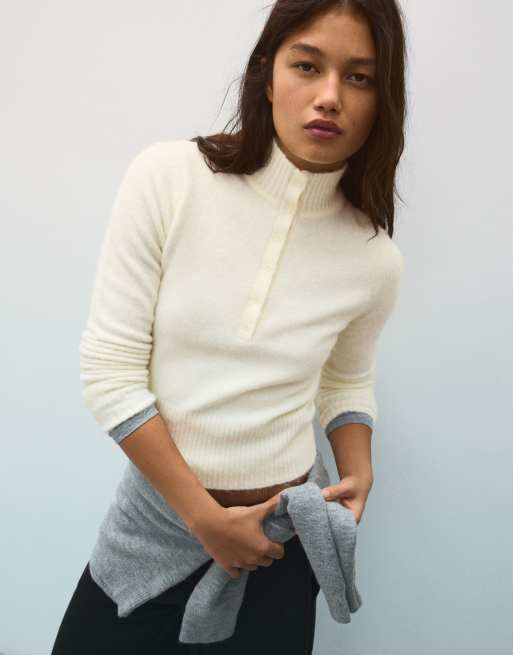 Bershka pull henley à col montant boutonné en écru, 2 de 6
