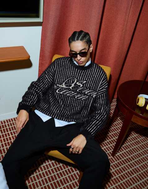 Bershka – Pullover aus Kunstpelz in Schwarz mit Print - view 1