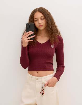 Bershka - Pullover in Burgunderrot mit gesticktem Zopfmuster