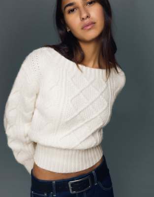 Bershka - Pullover in Ecru mit geflochtenem Strickmuster und U-Boot-Ausschnitt-Weiß