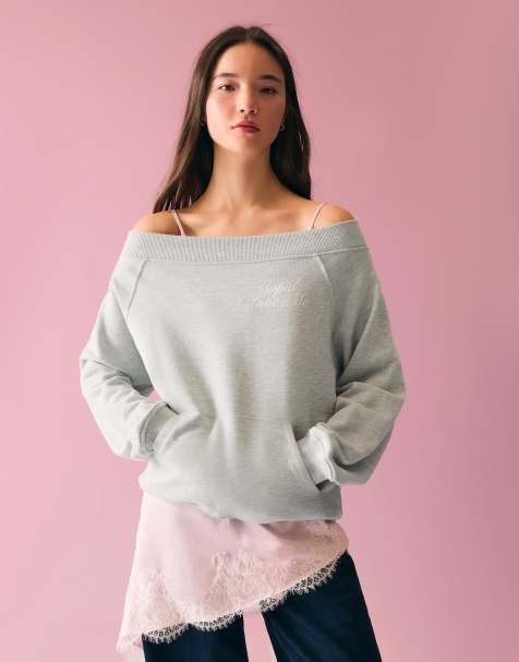 Bershka – Pullover in Hellgrau mit Carmen-Ausschnitt und Strassverzierung - view 1