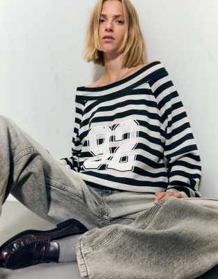 Bershka - Pullover in Hellgrau mit U-Boot-Ausschnitt und Print
