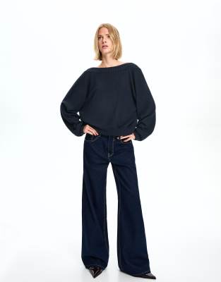 Bershka - Pullover in Marineblau mit Rückenausschnitt