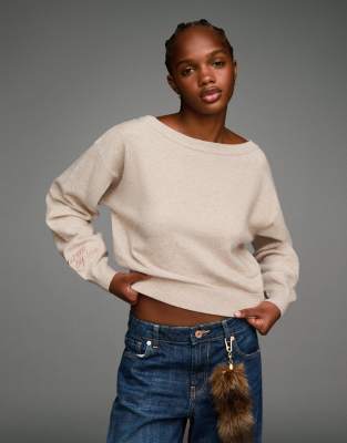 Bershka - Pullover in Steinfarbton mit U-Boot-Ausschnitt-Neutral