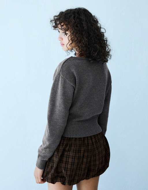 Bershka Pullover mit asymmetrischem Ausschnitt und Print in Grau, 3 von 5