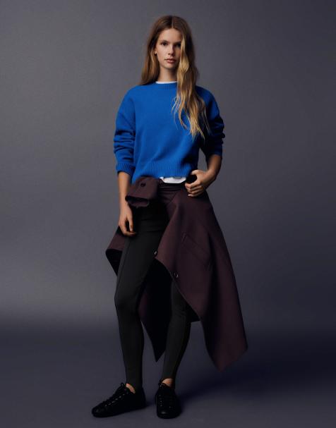 Bershka Pullover mit Rundhalsausschnitt in Blau - view 1