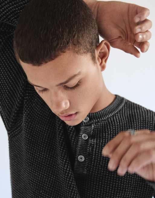 Bershka Pullover mit Washed-Effekt und Henley-Kragen in Schwarz, 4 von 6