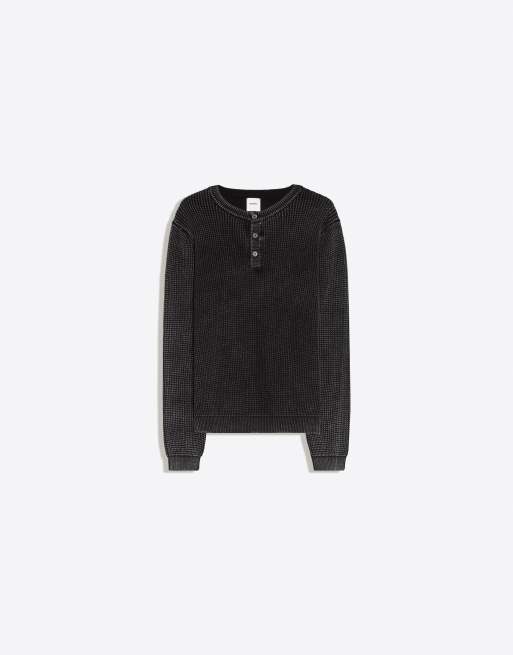 Bershka Pullover mit Washed-Effekt und Henley-Kragen in Schwarz, 5 von 6