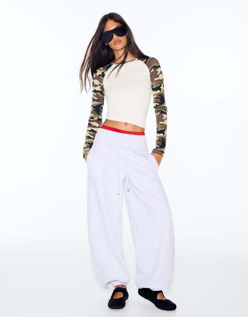 Bershka Raglan print long-sleeve t-shirt in khaki, 4 of 5