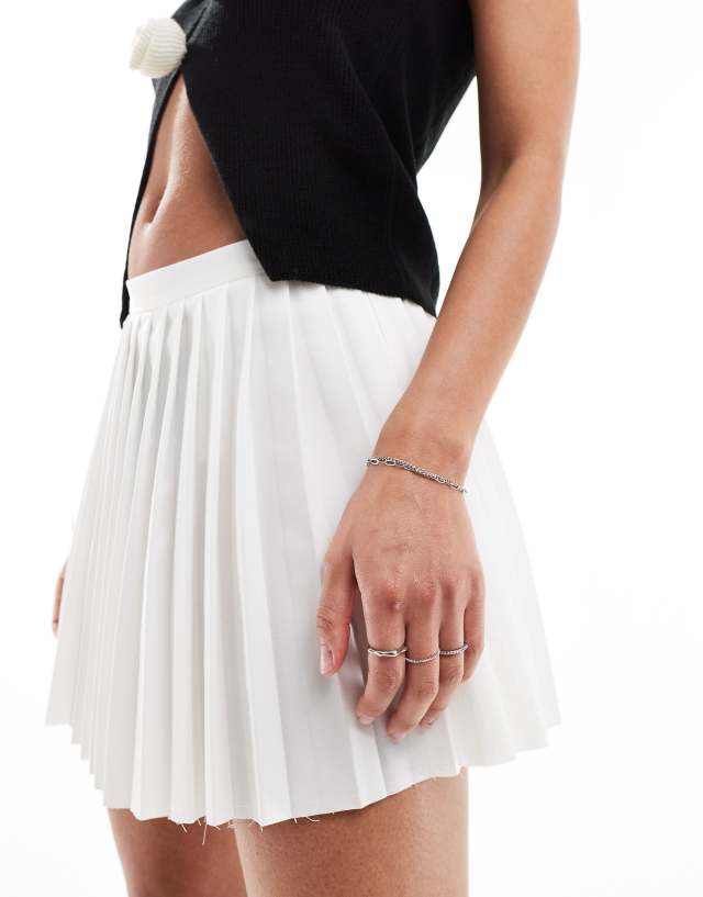 Bershka - raw edge pleated mini tennis skirt in white