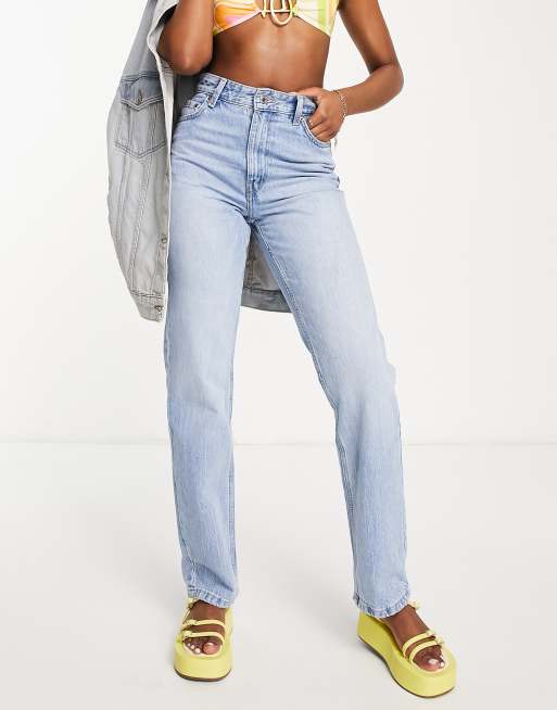 Bershka - Rechte jeans met hoge taille in lichte wassing blauw