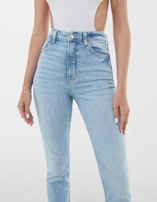 Bershka - Rechte jeans met split in de zoom in blauw | ASOS