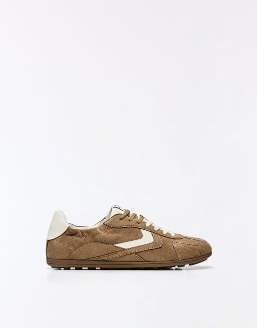 Bershka Retro flat sole trainers in tan, 6 of 6