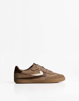 Bershka - Retro-Sneaker in Braun
