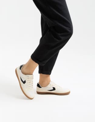 Bershka - Retro-Sneaker in Weiß