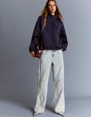 Bershka - Rider - Weite Jeans in Mittelblau mit Jacquardmuster und niedrigem Bund