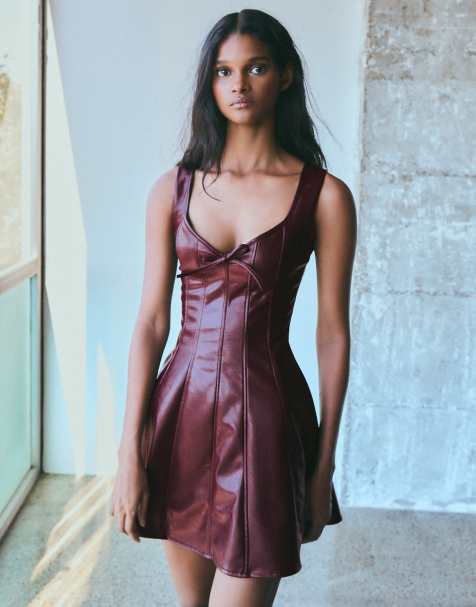 Bershka robe courte à bretelles effet cuir avec décolleté en cœur en rouge - view 1
