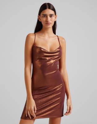 Bershka - Robe courte à bretelles et col bénitier - Chocolat | ASOS