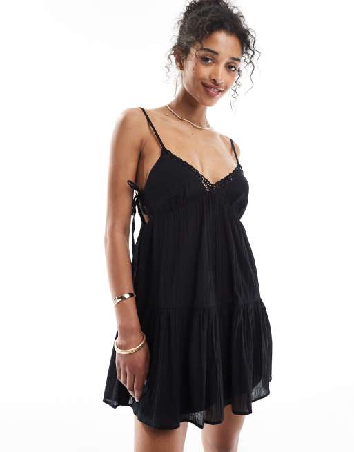Bershka - Robe courte à volants et fines bretelles avec bords en dentelle - Noir