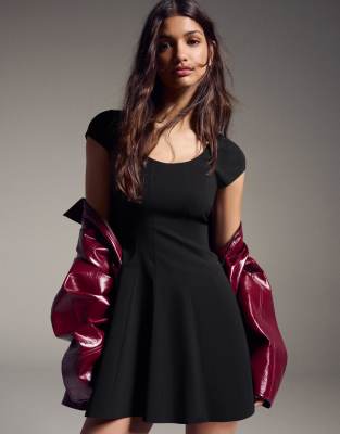 Bershka - Robe courte en bengaline avec jupe évasée - Noir