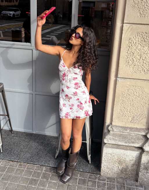 Bershka - Robe courte imprimée en dentelle à bretelles - Blanc