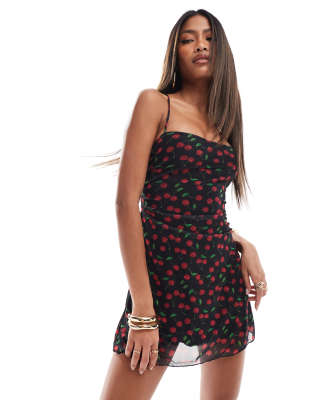 Bershka - Robe courte lac?�e dans le dos avec col b?�nitier et imprim?� cerise - Noir | ASOS