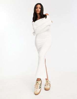 Bershka - Robe mi-longue en maille duveteuse à encolure Bardot - Blanc | ASOS