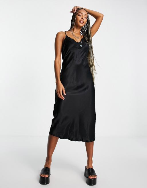 Bershka Robe mi longue en satin avec bordure en dentelle Noir