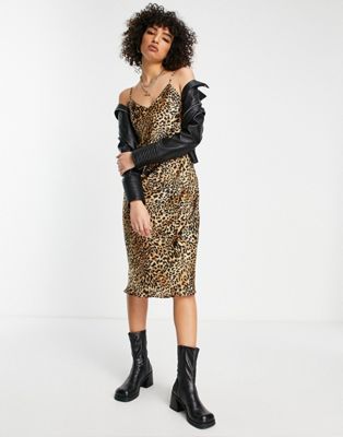 Femme Bershka - Robe nuisette mi-longue en satin à imprimé léopard