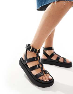 Bershka - Römersandalen in Schwarz mit Plateausohle