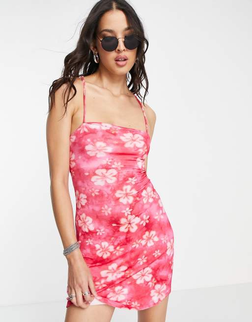 Bershka – Różowa sukienka mini na ramiączkach we wzór w kwiaty hibiskusa