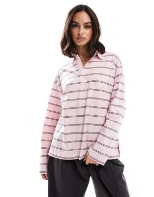 Bershka - Rugby-Oberteil mit rosa Streifen und Oversize-Passform