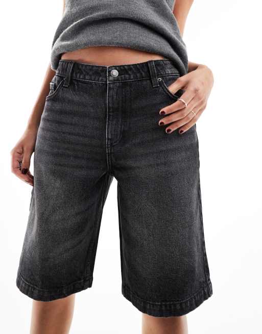 Bershka - Ruimvallende denim short met lange pasvorm en acid-wash in zwart