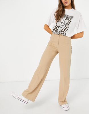Bershka - Ruimvallende nette dad broek met wijde pijpen in camel | ASOS