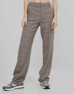 Bershka - Ruimvallende nette geruite broek van gerecycled polyester in  bruin | ASOS