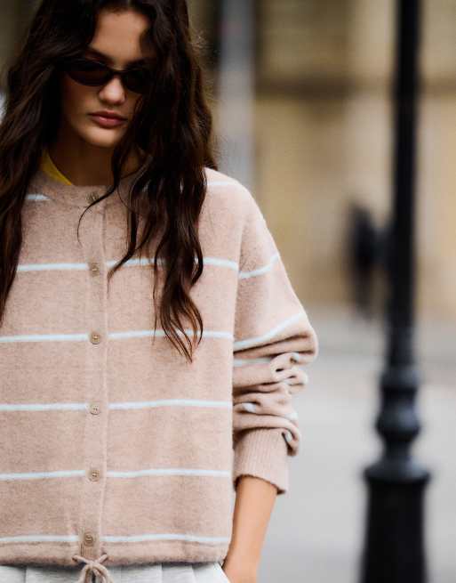 Bershka rundhalsad randig stickad kofta i stone, 2 av 5