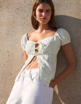 Bershka - Rustikale Bluse in Weiß mit Bindebändern