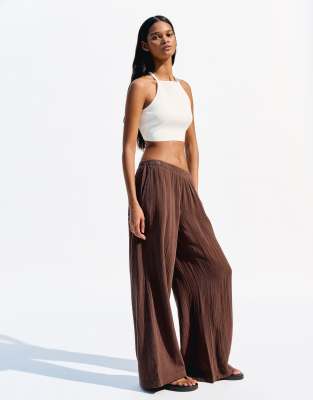 Bershka - Rustikale Hose aus zweilagigem Stoff in Braun mit weitem Bein