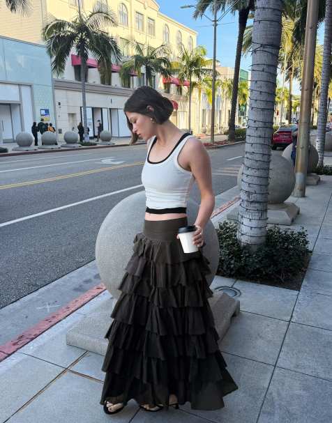 Bershka – Rustikaler Midirock in verwaschenem Grau mit Rüschen - view 1