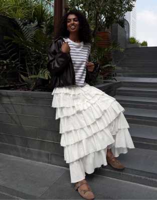 Bershka - Rustikaler Midirock in Weiß mit Rüschen