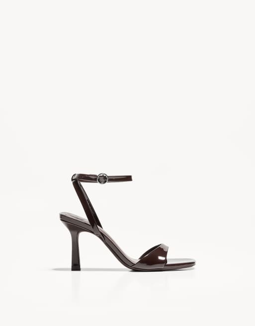 Bershka – Sandalen in Braun mit Absatz und Fersenriemen