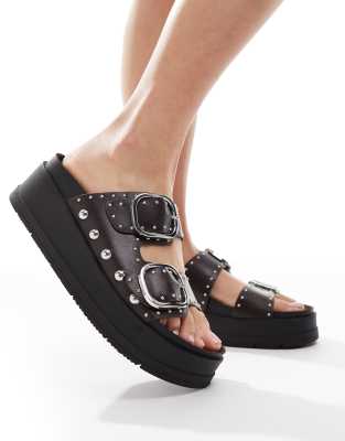 Bershka - Sandalen in Braun mit Schnallendetail und flacher Plateausohle-Schwarz