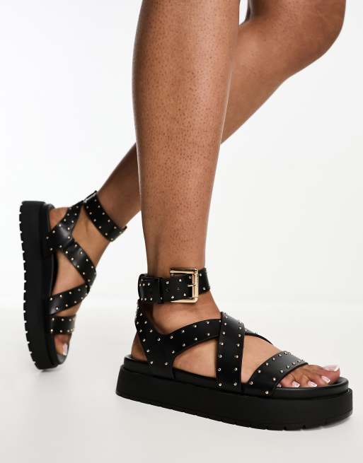 Bershka – Sandalen in Schwarz mit flacher Plateausohle und Nieten