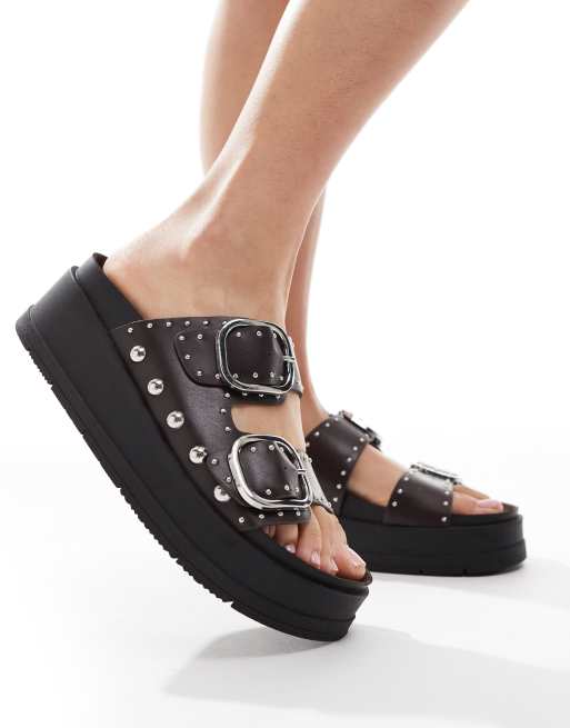 Bershka - Sandalen met plateauzool en gespen in bruin