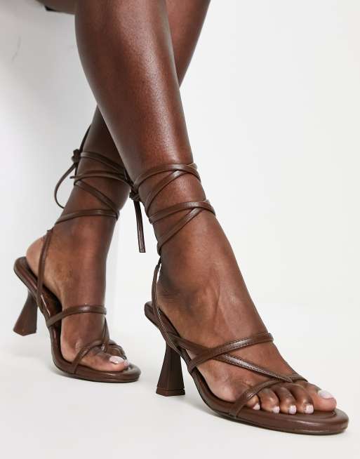 Bershka - Sandales à talon avec brides enroulées - Chocolat