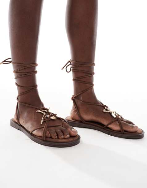Bershka - Sandales plates avec liens et détail doré - Marron - view 1